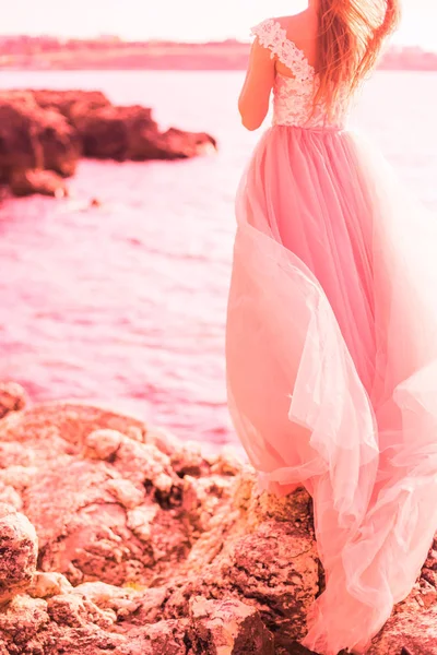 Krásná Nevěsta Dlouhé Růžové Svatební Šaty Moři Koncept Módní Barvy — Stock fotografie