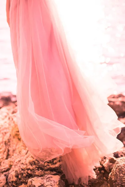 Güzel Kız Kayalar Denize Sıfır Doğası Üzerine Tül Pembe Elbiseli — Stok fotoğraf