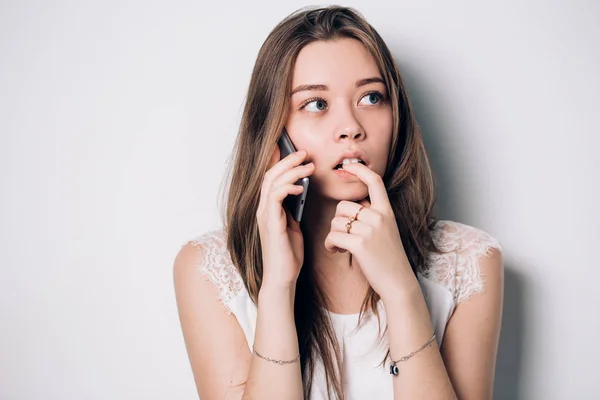 Mujer Morena Hermosa Joven Hablando Teléfono Inteligente Sobre Fondo Blanco —  Fotos de Stock