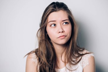 Güzel kadın zor planı gerçekleştirmek için girintileme. Çekici erkek bir kenara ararken kurnaz ifade sahip