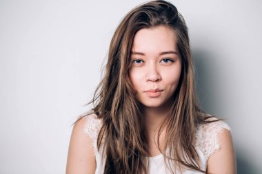 Beyaz arka plan üzerinde güzel genç kurnaz kadın portresi kapatın. insan duyguları, yüz ifadeleri.