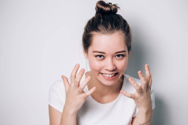 Neşeli kadın bir açık renkli, mutluluk, başarı, mutluluk kavramı. O istedi ve mutlu bir genç kız var