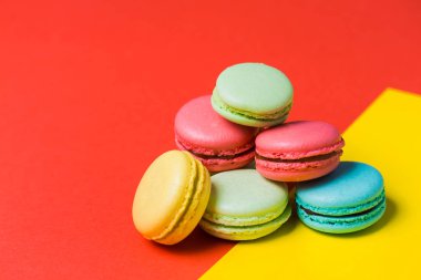 Kopya alanı kırmızı ve sarı zemin üzerine pişmiş Fransız çok renkli macaroons yakın çekim