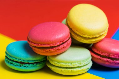 Fransız hassas tatlı sabahları kahvaltı için. Tablo renkli macaroons closeup