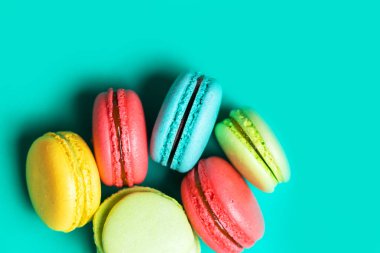 Yaratıcı kompozisyon ile pasta macaron ya da pastel mavi arka plan, üstten görünüm, tatlı acıbadem kurabiyesi