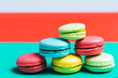 Pasta macaron veya turkuaz arka plan, renkli kurabiye, pastel renkler acıbadem kurabiyesi. Kahvaltı için lezzetli tatlı