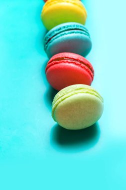 Pasta macaron veya turkuaz arka plan üzerinde acıbadem kurabiyesi