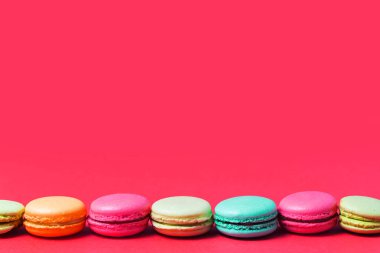 Parlak pembe renkli Fransızca macaroons, kopya alanı ile metin için.