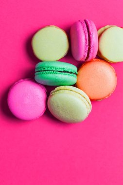 Düz çok renkli macaroons pembe, üstten görünüm koymak
