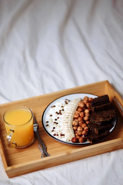 Вкусный Здоровый Завтрак Утром Ржаной Хлеб Банан Фундук Шоколадные Мюсли — стоковое фото
