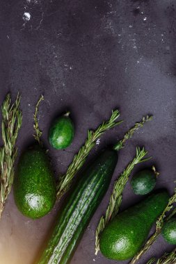 Yeşil sebze, meyve ve otlar ürün yelpazesine siyah arka plan üzerine. Alan üst görünüm Kopyala