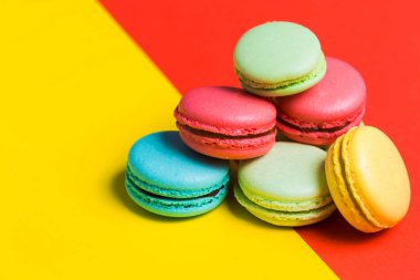 Pasta macaron veya renkli kırmızı zemin üzerine acıbadem kurabiyesi. Portre, kopya alanı