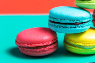 Tablo, makro fotoğraf, kopya alanı farklı dolguları ile lezzetli taze acıbadem kurabiyesi closeup