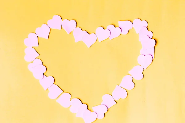 黄色い紙の背景にピンクの心のクローズ アップ フラット横たわっていた トップ ビュー バレンタインの日 愛の概念 — ストック写真