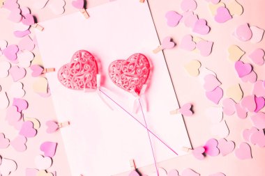 Düz Kağıt arka plan, üstten görünüm üzerinde iki pembe kalplerin yatıyordu. Sevgililer günü. Aşk sembolü