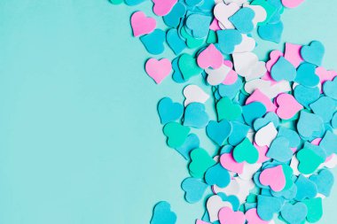 Kağıt öğeleri kopya alanı ile mavi arka plan üzerinde kalp şeklinde. Mutlu kadın, Anne, Sevgililer günü,
