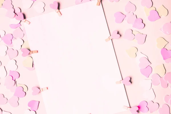 小さな心 平面図とパステル ピンクの背景紙のシートの空白です フラットが横たわっていた バレンタインの日 — ストック写真