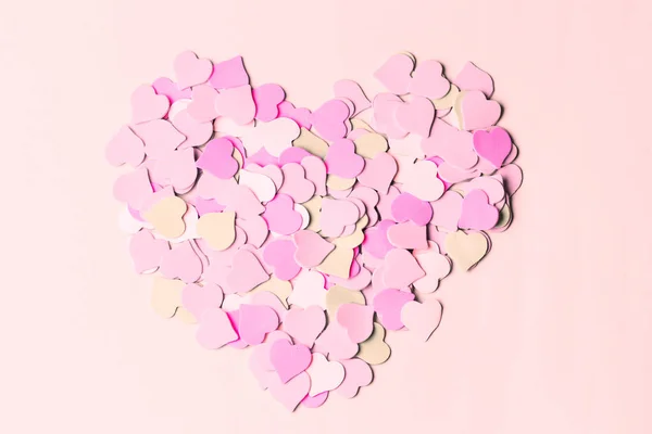 紙パステル ピンクの背景 トップ ビューで美しい心 バレンタインの日 愛のシンボル — ストック写真