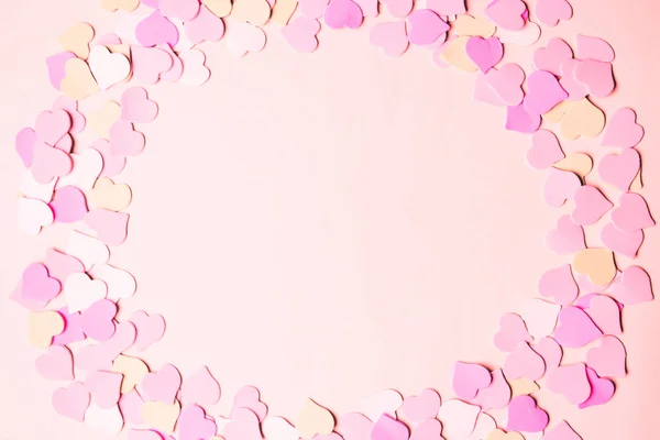 情人节 爱的象征为快乐的妇女 母亲的 情人节 生日贺卡设计 框架是由小心脏在柔和的粉红色背景 顶部视图 — 图库照片