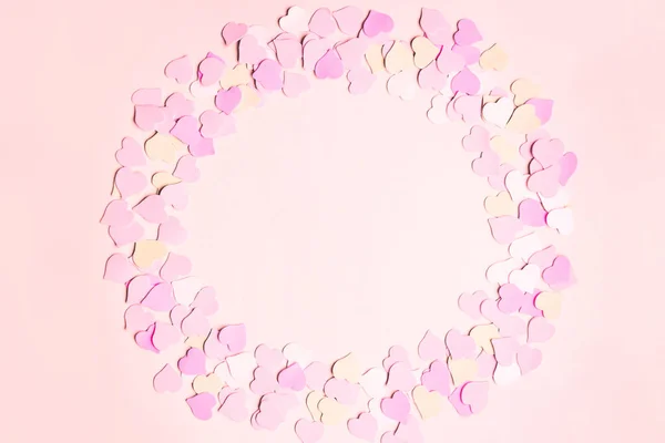 这个框架是由一个柔和的粉红色背景上的小心脏 情人节的概念 周年纪念日 母亲节和生日问候 复制空间 顶视图 — 图库照片