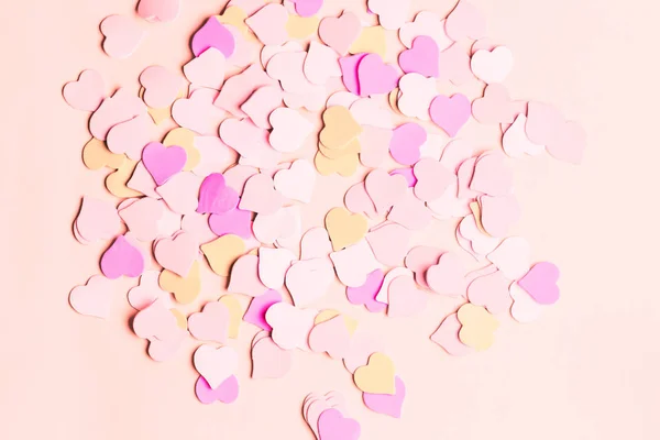 パステル ピンクの背景 上面にハートとバレンタインデーの背景 — ストック写真