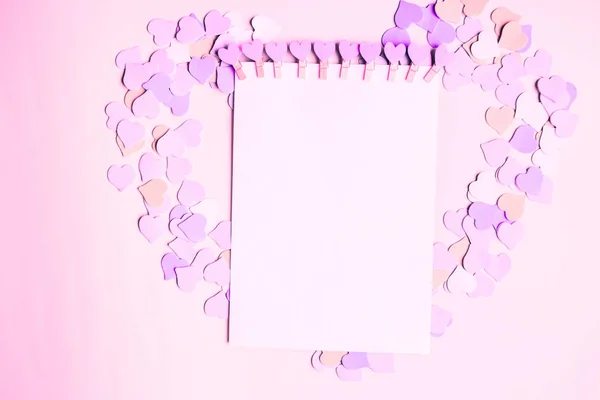 幸せなバレンタイン 女性のトップ ビュー グリーティング カード母の日 テキストのコピーのピンクの背景に心の領域は空白です フラットを置く — ストック写真