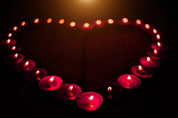 Abstraktní Kreativní Fotografie Hořících Svíček Tvaru Srdce Tmě Koncept Valentýn — Stock fotografie