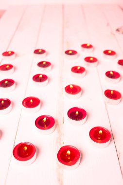 Beyaz ahşap arka plan üzerinde yanan kırmızı küçük mum portre. Kavramı, Sevgililer günü., aşk, romantik