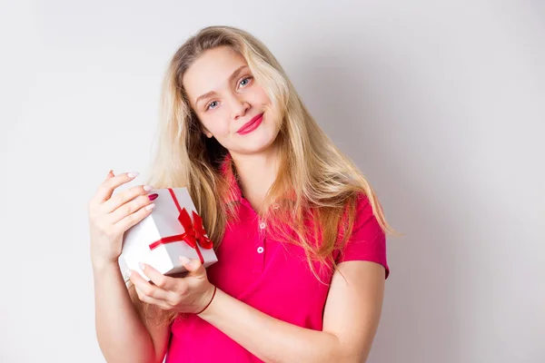 Счастливая Молодая Женщина Держит Подарочную Коробку Белом Фоне — стоковое фото