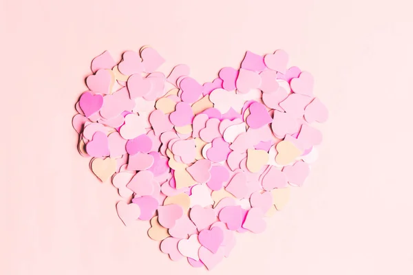 Hermoso Corazón Sobre Papel Pastel Fondo Rosa Vista Superior Día —  Fotos de Stock