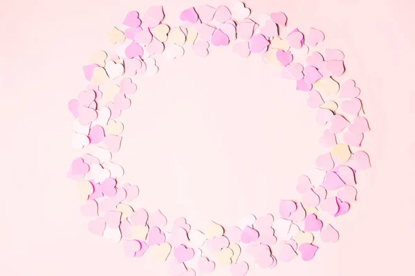 Marco Está Hecho Pequeños Corazones Sobre Fondo Rosa Pastel Concepto —  Fotos de Stock