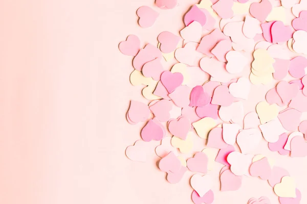 母のバレンタインの日のための愛のシンボル ピンクの背景に飛んでいるハートの形に紙の要素平面図です フラットを置く — ストック写真