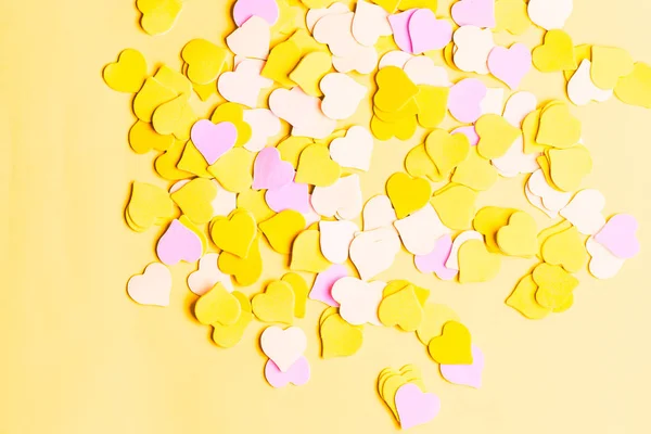 Papierelemente Herzform Auf Leuchtend Gelbem Hintergrund Draufsicht Glücklicher Valentinstag — Stockfoto