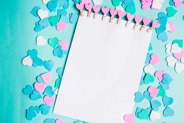 Hoja Blanca Papel Elementos Forma Corazón Sobre Fondo Azul Tarjeta —  Fotos de Stock