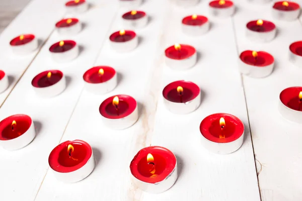 Krásný Hořící Svíčky Červené Bílém Pozadí Dřevěná Koncept Valentýn — Stock fotografie