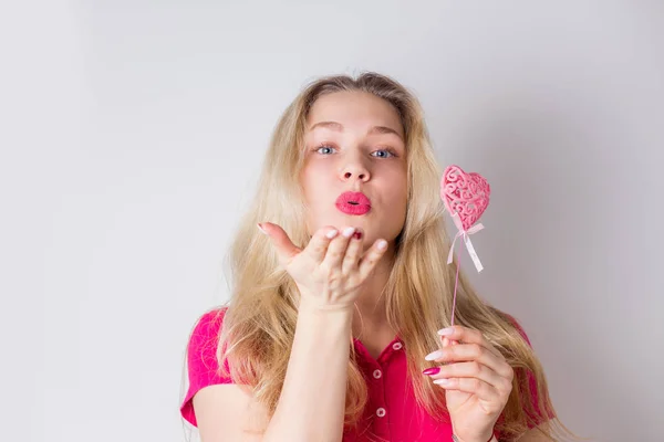 肖像漂亮的女人发送空气亲吻与粉红色气球心脏形状在白色背景 情人节 爱情概念 — 图库照片