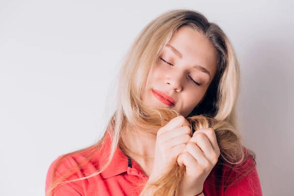 Mujer Rubia Sonriente Suave Cierra Los Ojos Sueña Con Algo —  Fotos de Stock