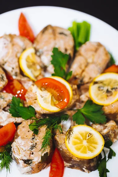 Filete Salmón Horno Con Tomates Especias Limón Menú Dieta Comida —  Fotos de Stock