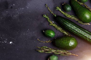 Yeşil sebze, meyve ve otlar ürün yelpazesine siyah arka plan üzerine. Alan üst görünüm Kopyala