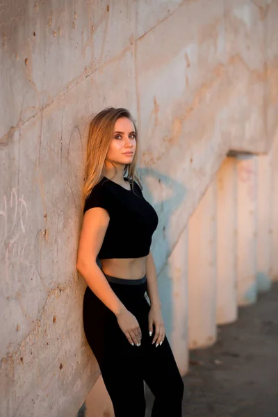 Primo piano di un ritratto di una bella donna bionda che guarda la fotocamera contro il muro di outdur — Foto Stock