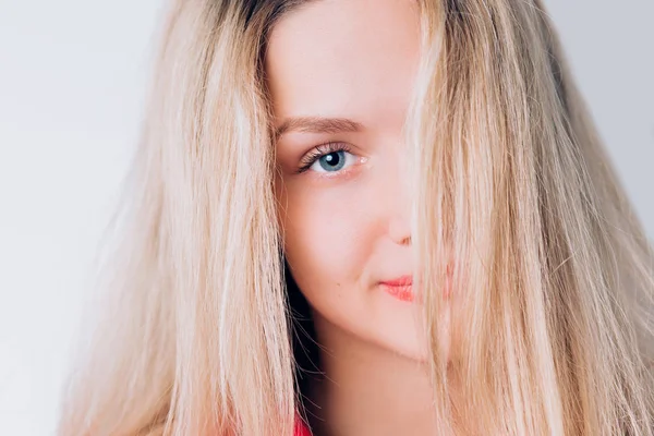 Hermosa mujer sonriente con la piel limpia, maquillaje natural mirando a la cámara sobre un fondo claro, retrato de cerca —  Fotos de Stock