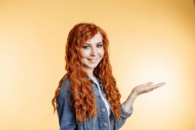 Bautiful zencefil kadın ürün sunma