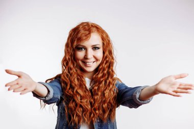 Dost şirin Kızıl saçlı kız öğrenci el kameraya doğru çekerek stüdyo çekim