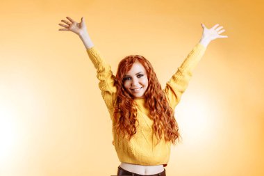 Kızıl saçlı kadın mutluluk yüz ifadesi ile dans