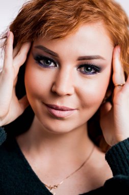 Genç güzel kızıl saçlı kız portresi kapatın