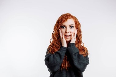 Kızıl saçlıya kadın