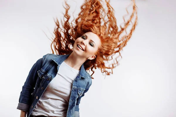 Retrato de hermosa chica pelirroja alegre con el pelo rizado volador — Foto de Stock