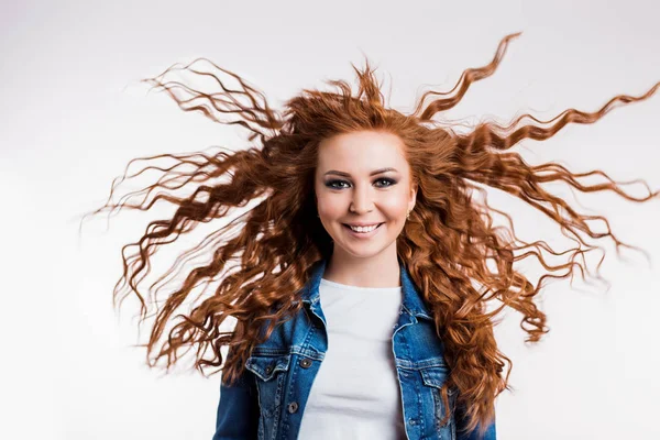 Retrato de bela menina ruiva alegre com cabelo encaracolado voador — Fotografia de Stock