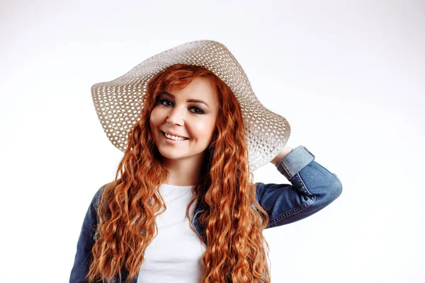 Beyaz arka plan üzerinde şapka giyen Kızıl saçlı kadın