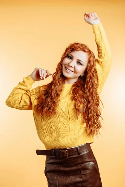 Kızıl saçlı kadın mutluluk yüz ifadesi ile dans